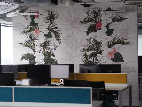 Tapety, panele filcowe, dekoracyjne płyty akustyczne - jak jeszcze można ozdobić ściany w pomieszczeniach biurowych